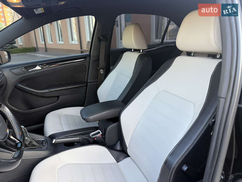 Седан Volkswagen Jetta 2015 в Днепре