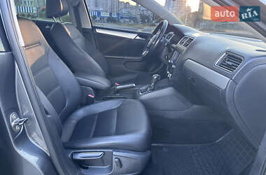 Седан Volkswagen Jetta 2012 в 