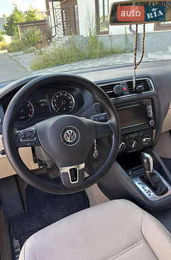 Седан Volkswagen Jetta 2012 в 
