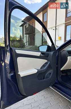 Седан Volkswagen Jetta 2012 в 