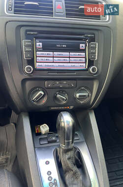 Седан Volkswagen Jetta 2013 в 