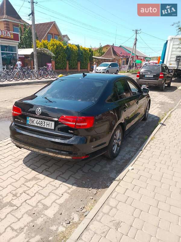 Седан Volkswagen Jetta 2015 в Рокитному