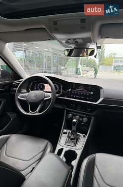 Седан Volkswagen Jetta 2023 в 