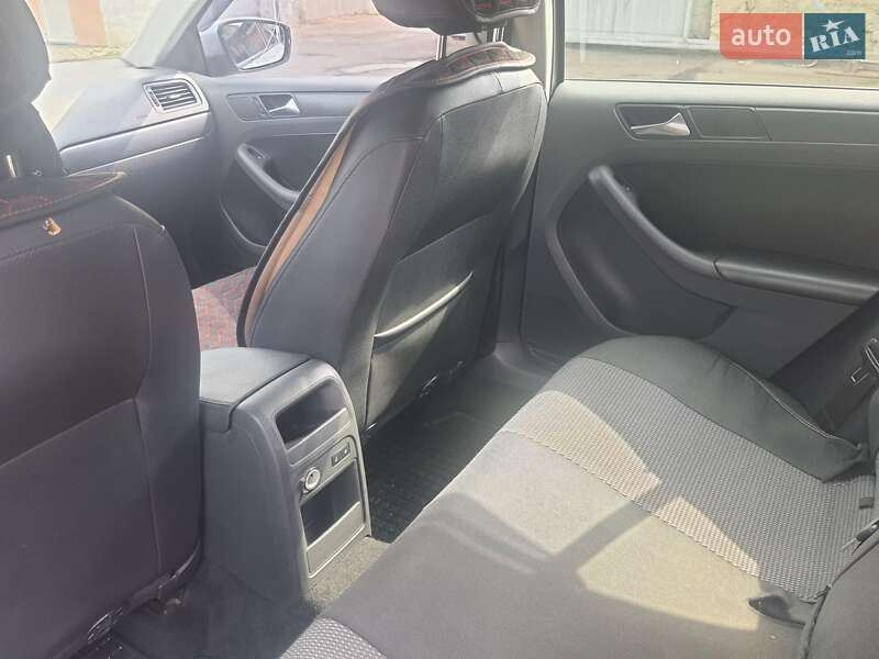 Седан Volkswagen Jetta 2012 в Великодолинському