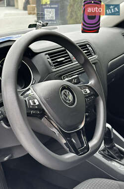 Седан Volkswagen Jetta 2015 в 