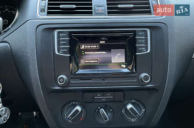 Седан Volkswagen Jetta 2017 в 