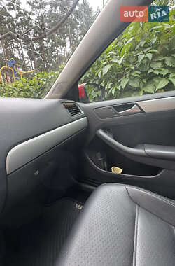 Седан Volkswagen Jetta 2013 в 