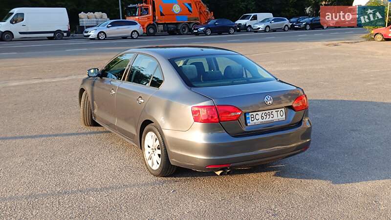 Седан Volkswagen Jetta 2013 в Львове