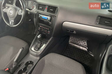 Седан Volkswagen Jetta 2012 в 