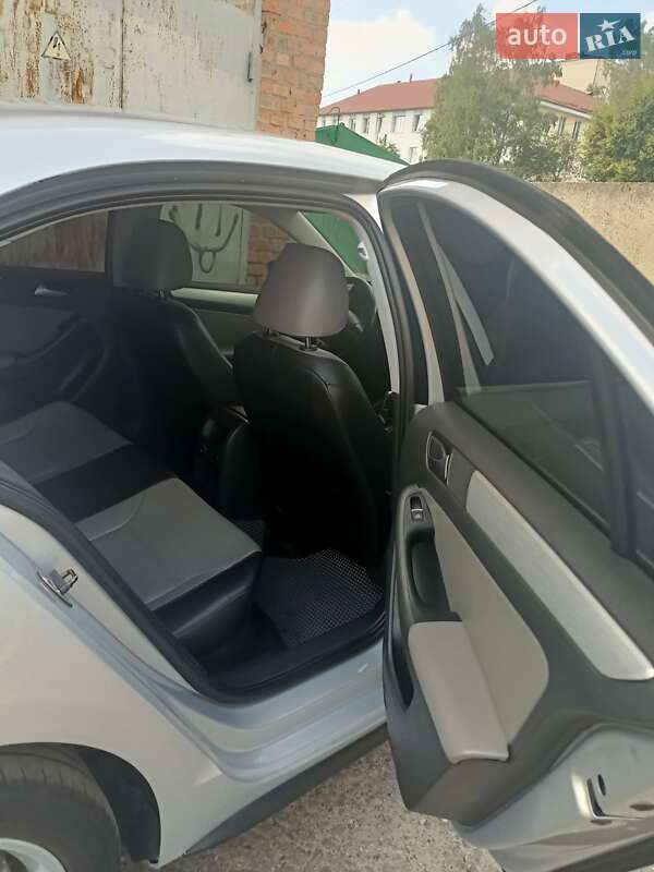 Седан Volkswagen Jetta 2013 в Сквирі