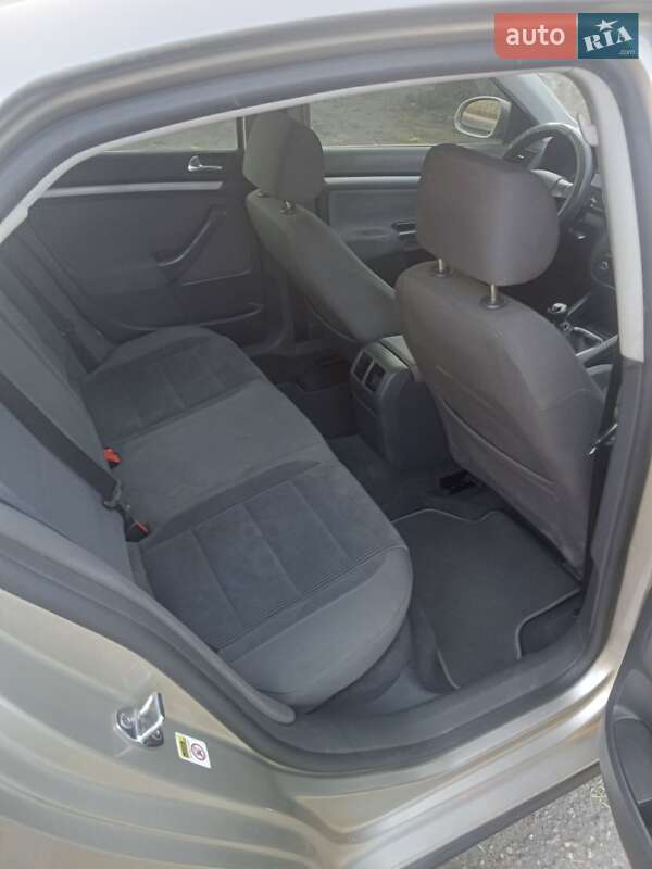 Седан Volkswagen Jetta 2006 в Новому Бузі