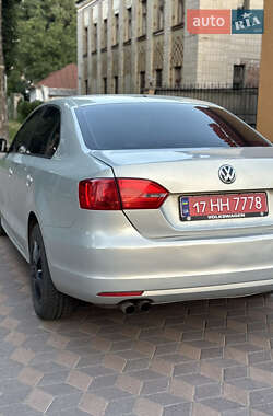 Седан Volkswagen Jetta 2011 в 