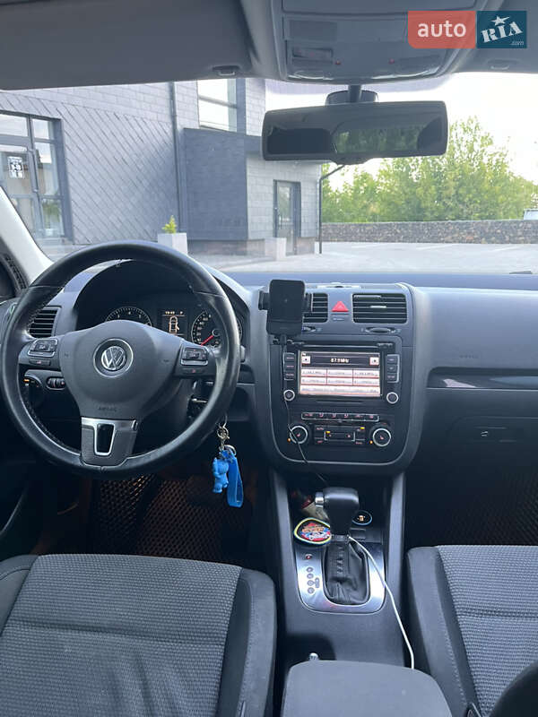 Седан Volkswagen Jetta 2010 в Рівному