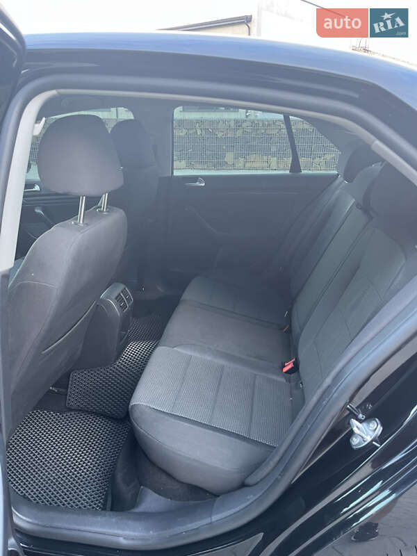 Седан Volkswagen Jetta 2010 в Рівному