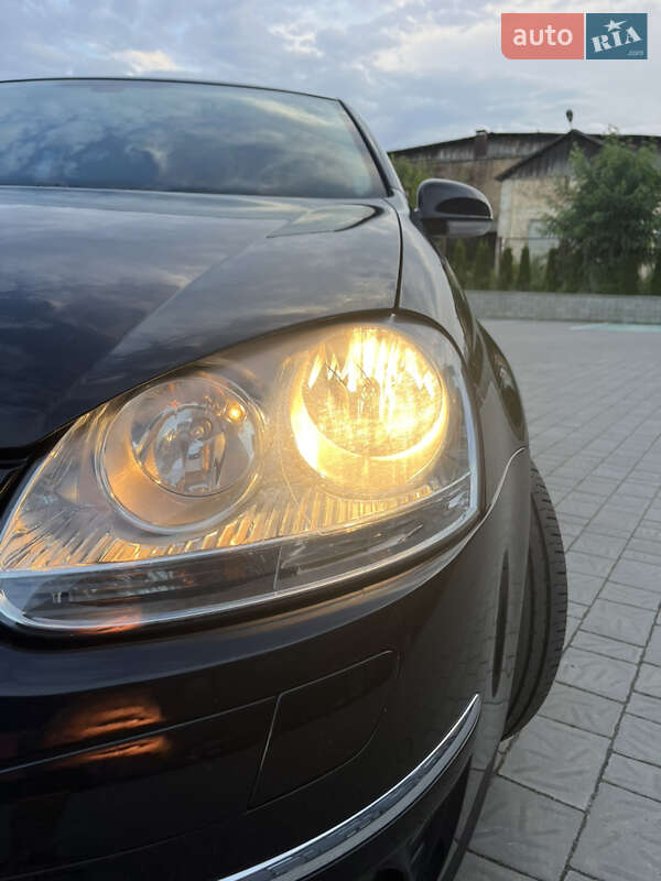 Седан Volkswagen Jetta 2010 в Рівному