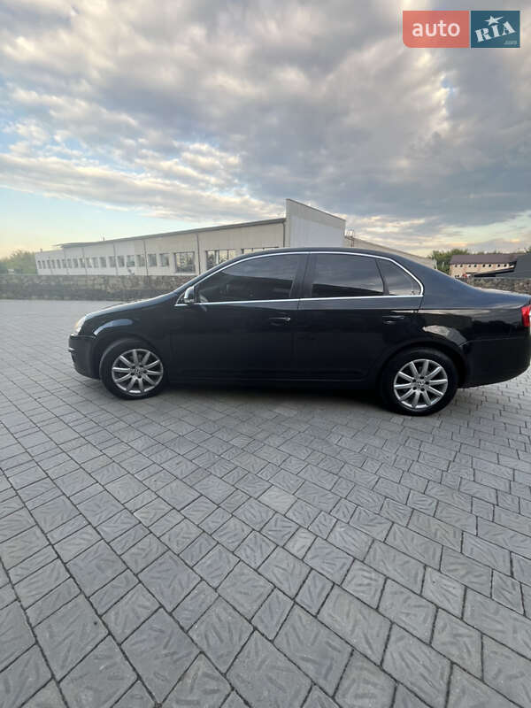 Седан Volkswagen Jetta 2010 в Рівному