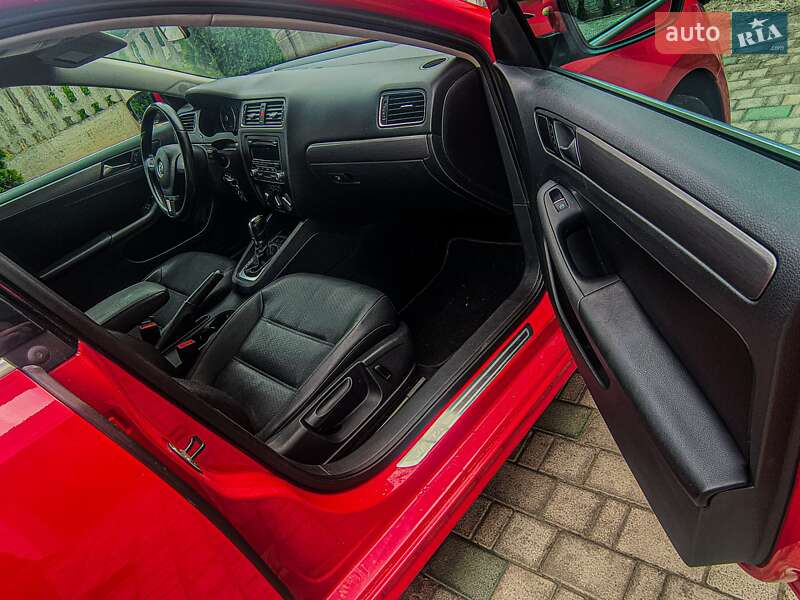 Седан Volkswagen Jetta 2013 в Львові