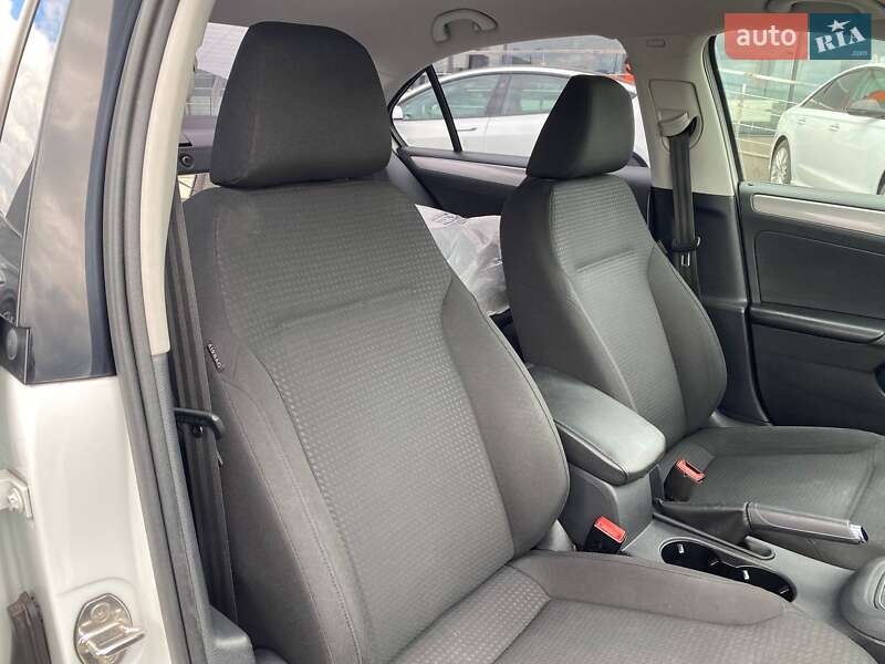 Седан Volkswagen Jetta 2016 в Львове