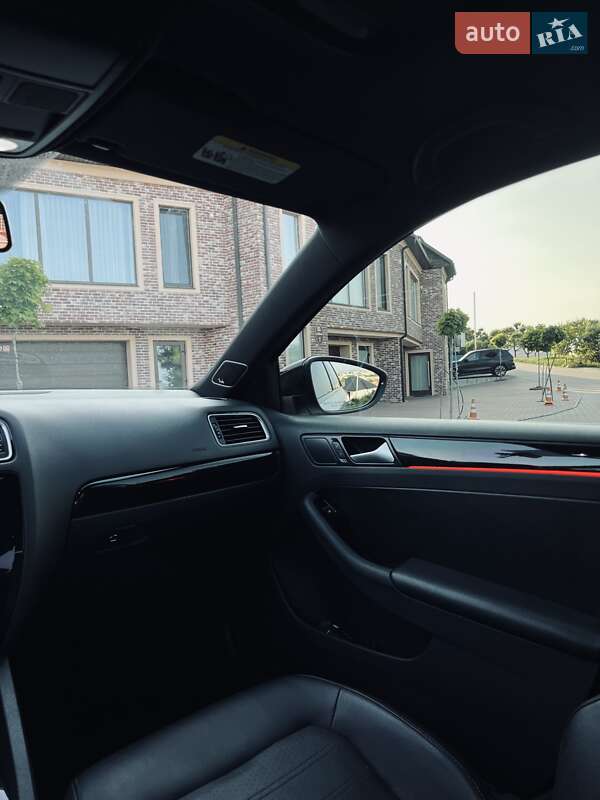 Седан Volkswagen Jetta 2013 в Черновцах