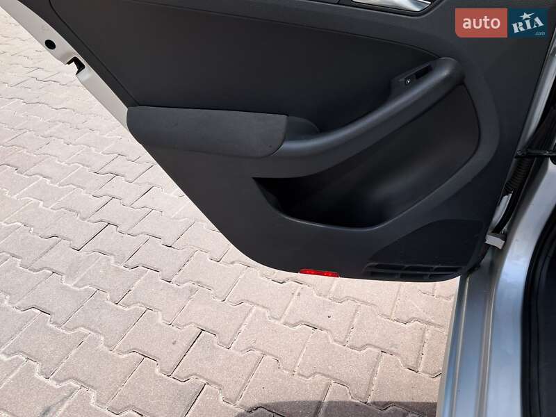 Седан Volkswagen Jetta 2012 в Софиевской Борщаговке