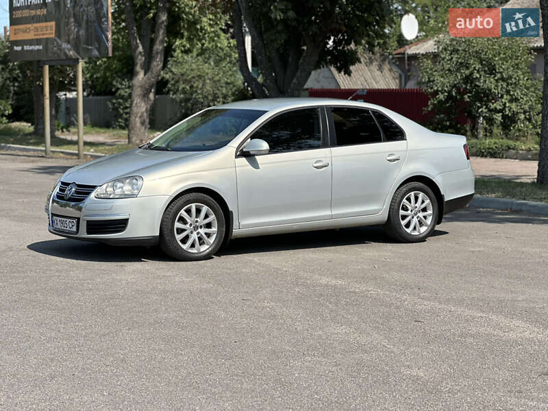 Седан Volkswagen Jetta 2010 в Первомайске
