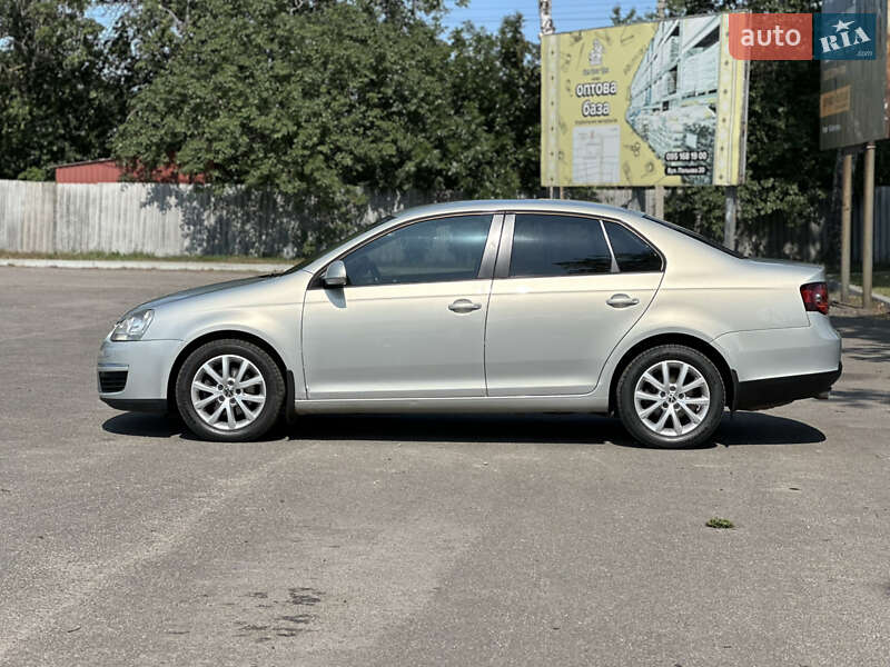 Седан Volkswagen Jetta 2010 в Первомайске