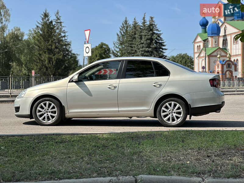 Седан Volkswagen Jetta 2010 в Первомайске