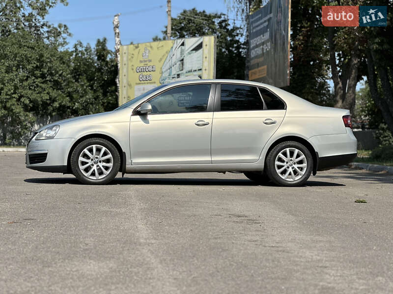 Седан Volkswagen Jetta 2010 в Первомайске