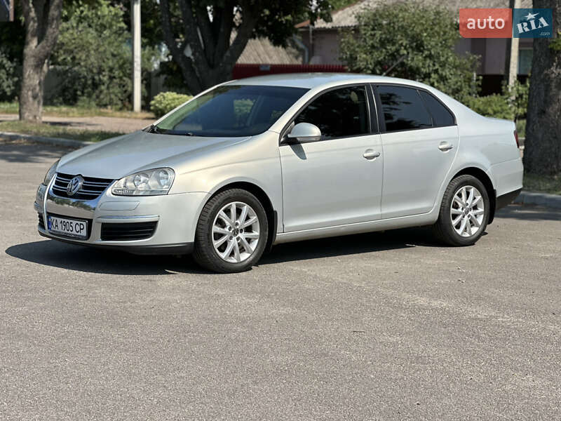 Седан Volkswagen Jetta 2010 в Первомайске
