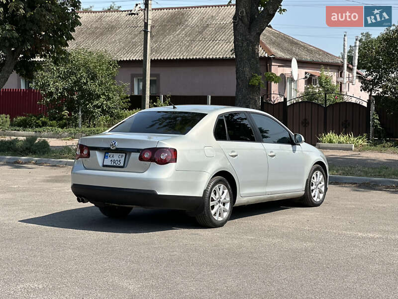 Седан Volkswagen Jetta 2010 в Первомайске
