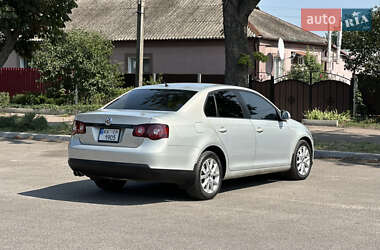 Седан Volkswagen Jetta 2010 в 