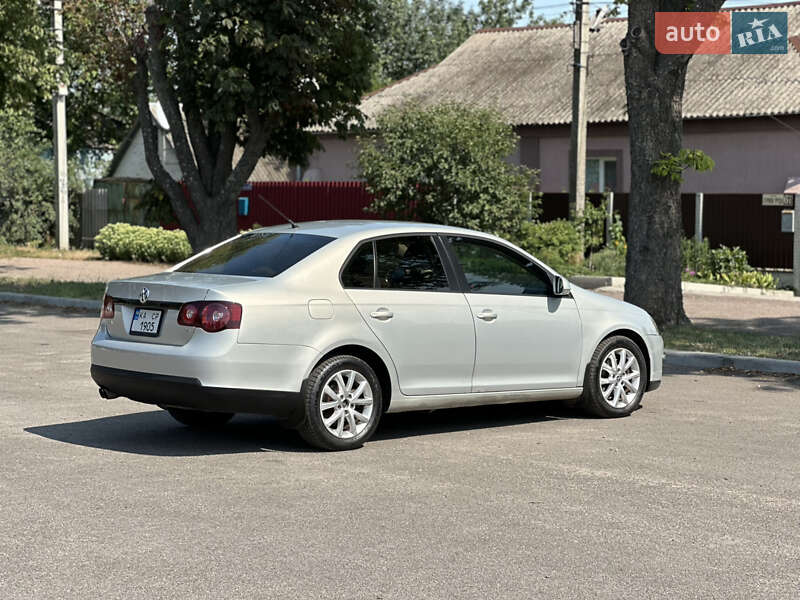 Седан Volkswagen Jetta 2010 в Первомайске