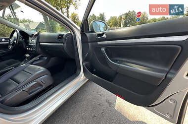 Седан Volkswagen Jetta 2010 в 