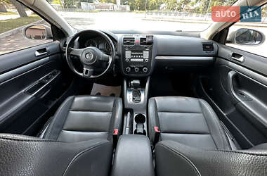Седан Volkswagen Jetta 2010 в 