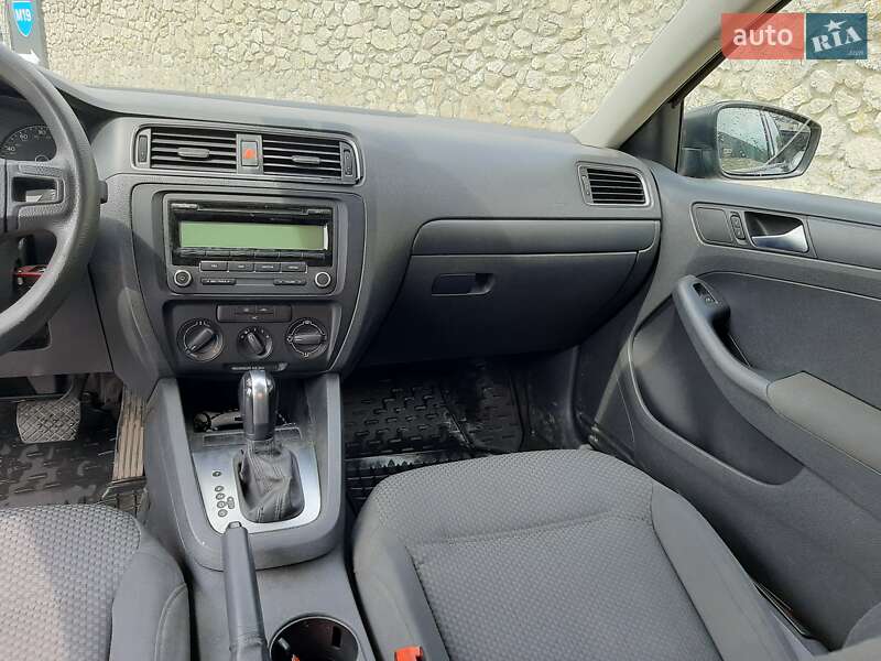 Седан Volkswagen Jetta 2010 в Тернополе