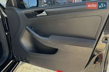 Седан Volkswagen Jetta 2011 в 