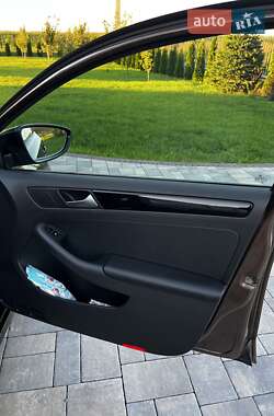 Седан Volkswagen Jetta 2013 в 