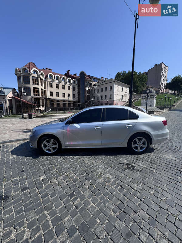 Седан Volkswagen Jetta 2015 в Чернівцях