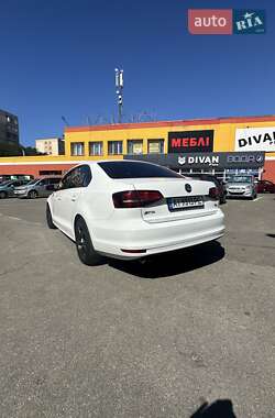 Седан Volkswagen Jetta 2015 в 