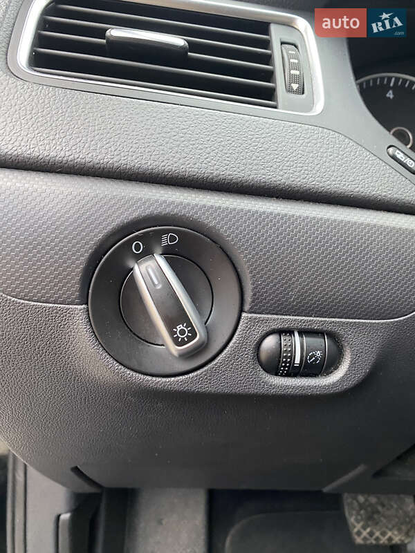 Седан Volkswagen Jetta 2011 в Харькове