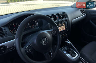 Седан Volkswagen Jetta 2011 в 