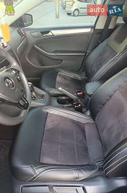 Седан Volkswagen Jetta 2015 в 