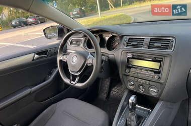 Седан Volkswagen Jetta 2015 в 