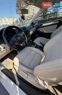 Седан Volkswagen Jetta 2010 в 
