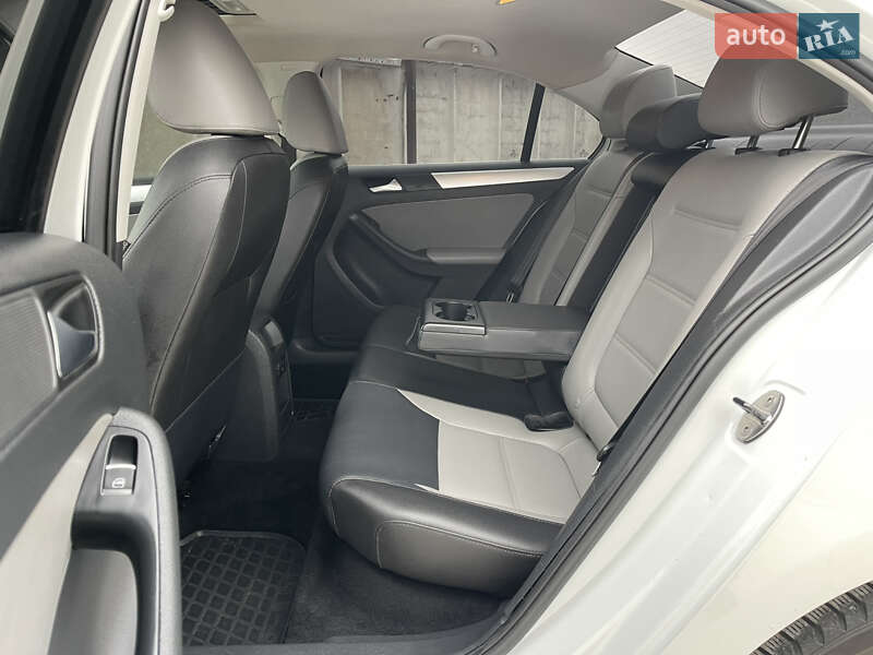 Седан Volkswagen Jetta 2012 в Києві