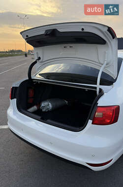 Седан Volkswagen Jetta 2012 в 
