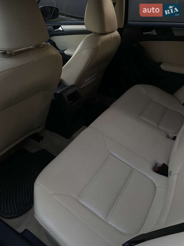 Седан Volkswagen Jetta 2013 в Луцьку