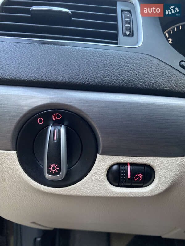 Седан Volkswagen Jetta 2013 в Луцьку