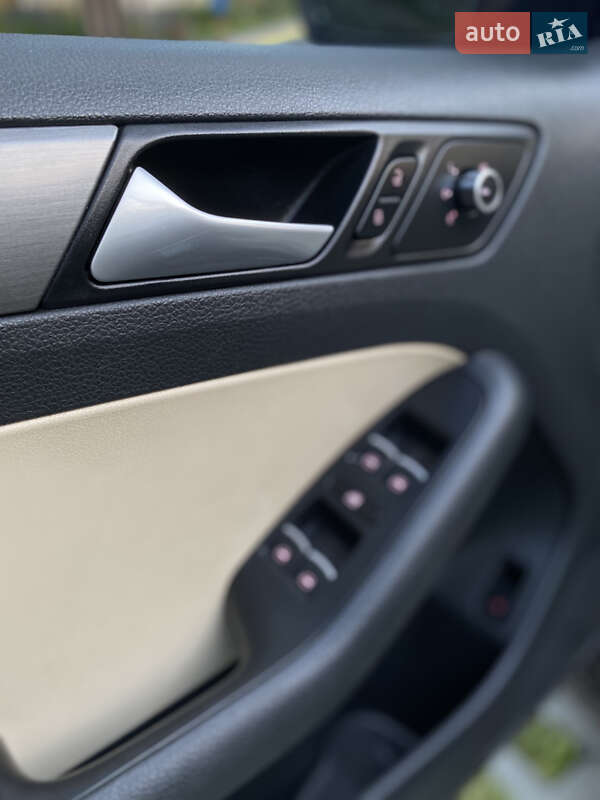 Седан Volkswagen Jetta 2013 в Луцьку