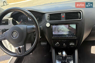 Седан Volkswagen Jetta 2010 в 